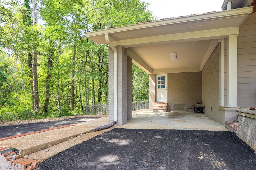 < 1 Mi to Ole Miss & The Grove! Charming Getaway