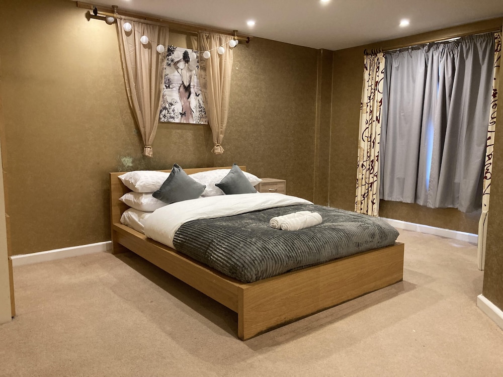 Spacious 2 Bed Apartment in Birmingham view 4