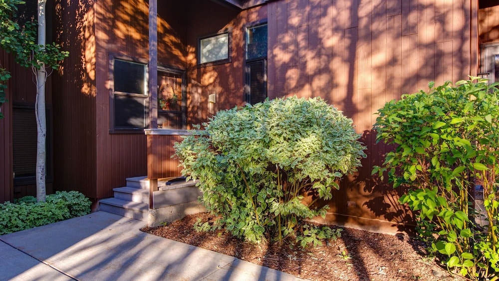 3 Kings Mountain Vista 2 Bedroom Home by RedAwning