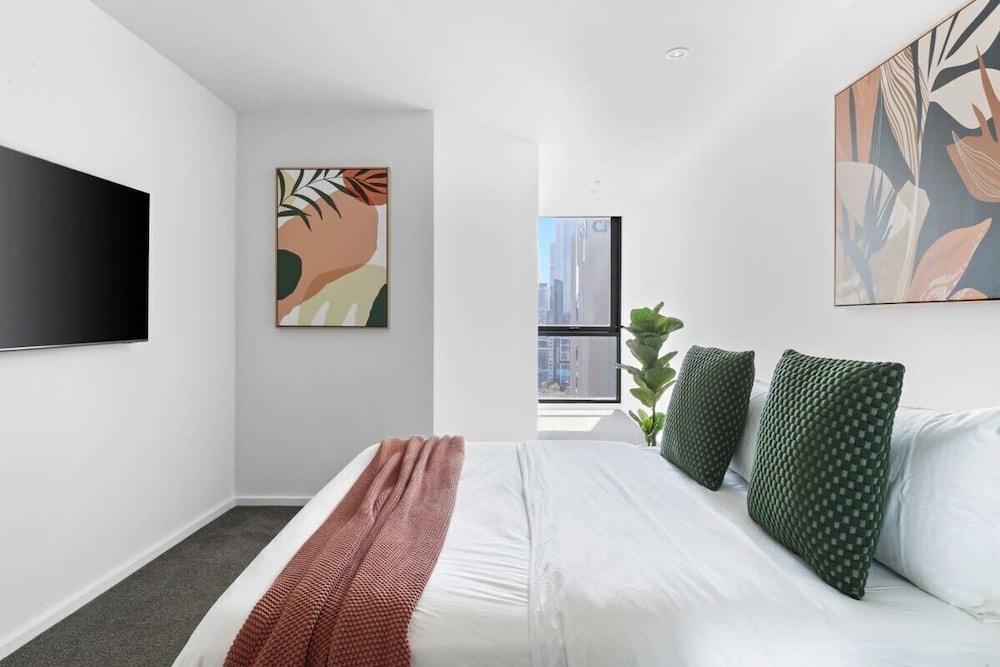 A Modern 2BR Apt With City Views, Free Parking