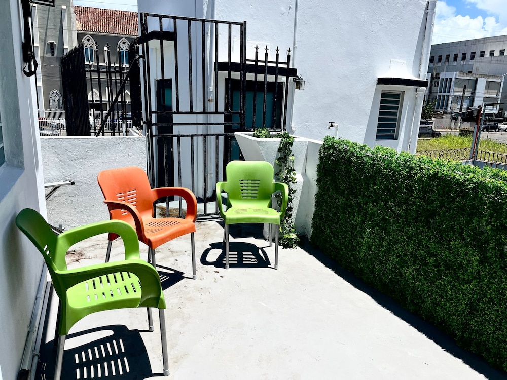 3BR 2BA Balconies Hip Lo za Beach Caf s