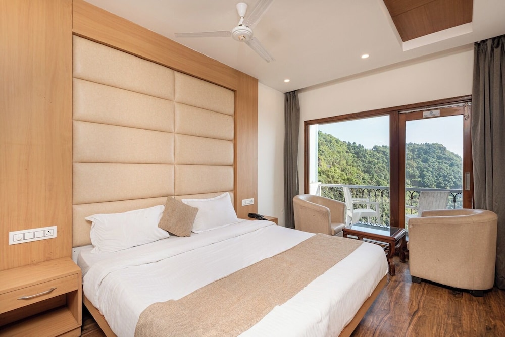 Shining hills by Lawrence Hotels