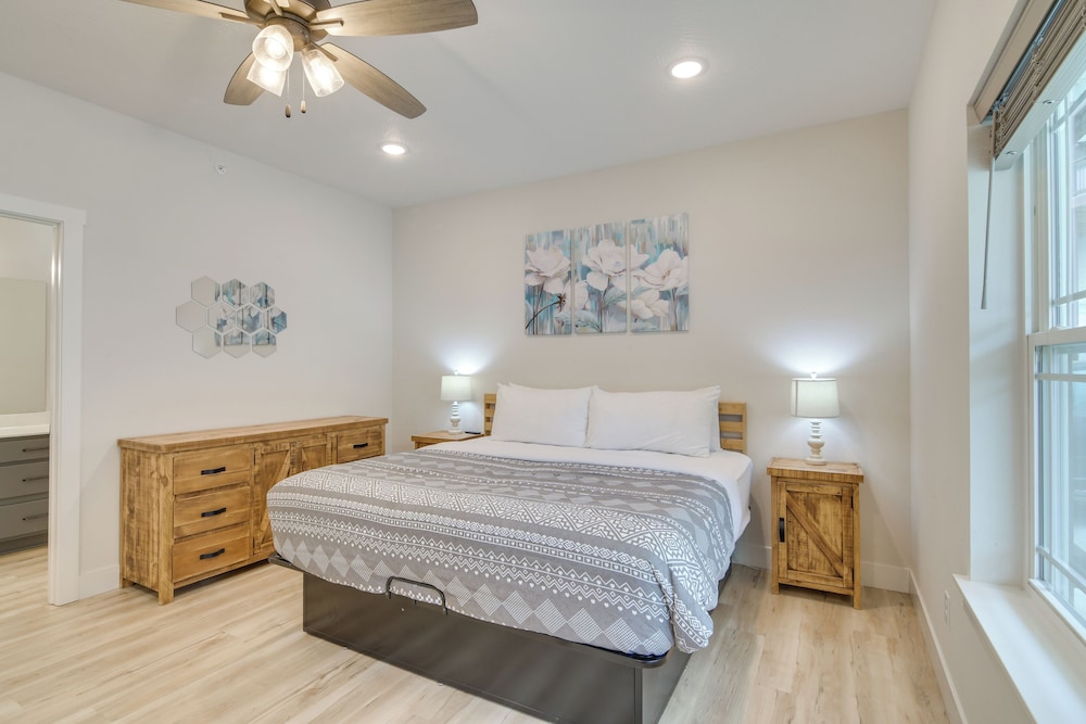 Table Rock Lake View & Games Galore: Family Lodge