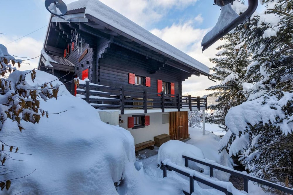 Chalet Les Jeunes - 8 Pax Swiss Ski Chalet