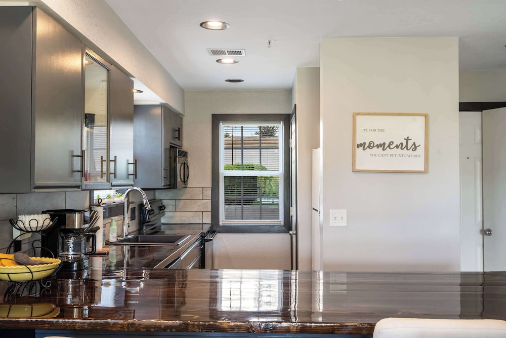 Peaceful Resort Condo Holiday Home for 6