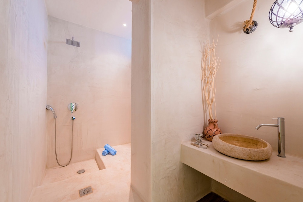 Kouros Home Hotel