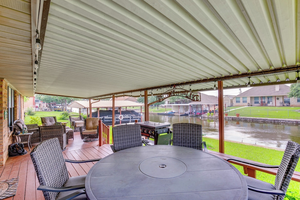 Home on Lake Granbury w/ Hot Tub: 5 Mi to Dtwn!