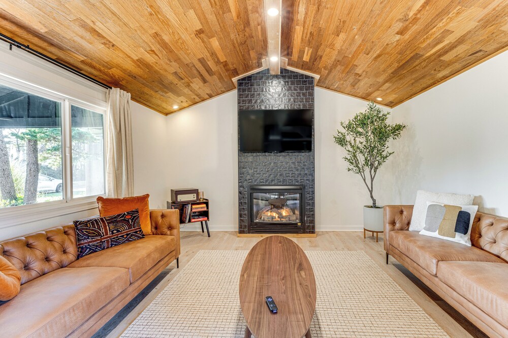 Modern Oregon Cottage w/ Hot Tub: Walk to Beach!