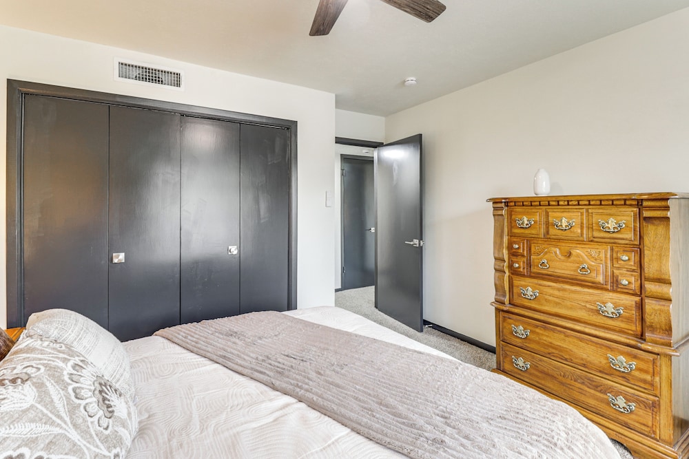 5 Mi to At&t Stadium: Townhome w/ Community Pools!