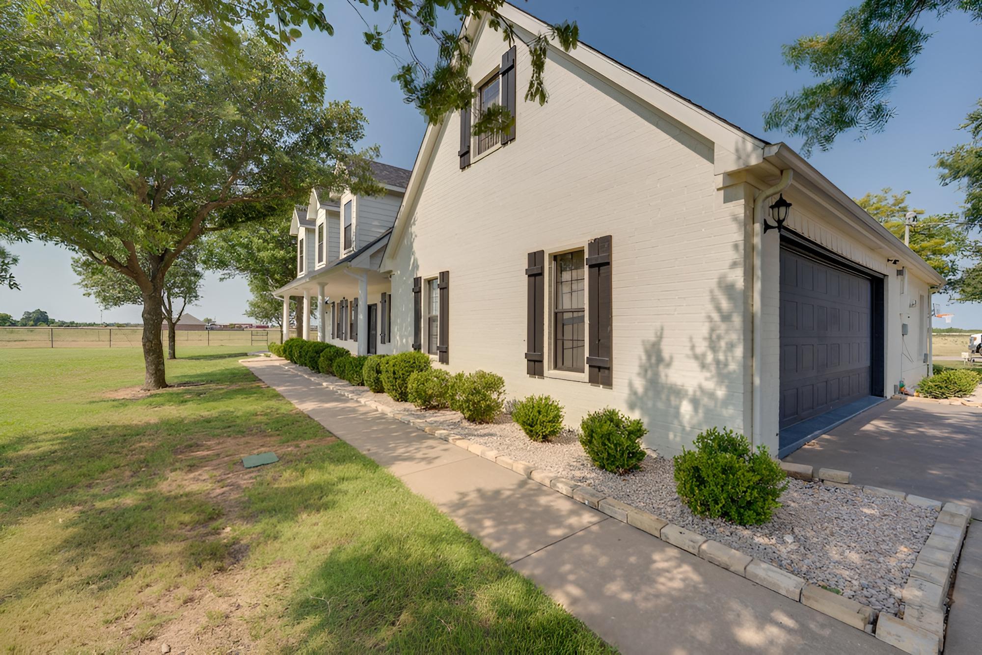 Expansive Pilot Point Home w/ Fireplace! view 2