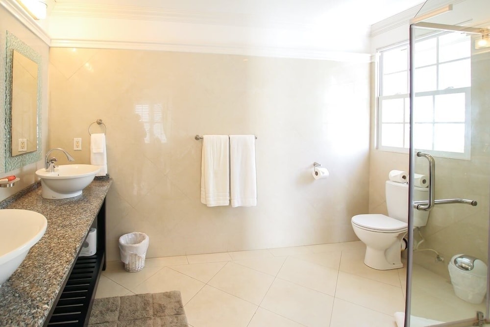 Large Townhouse with Plunge Pool, 3 mins from Beach - Turtle View 2 by BSL Rentals