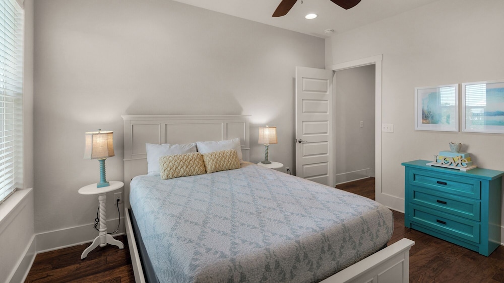 Stunning 4 Bd/4.5 BA - Free Wifi - Easy Walk to Beach