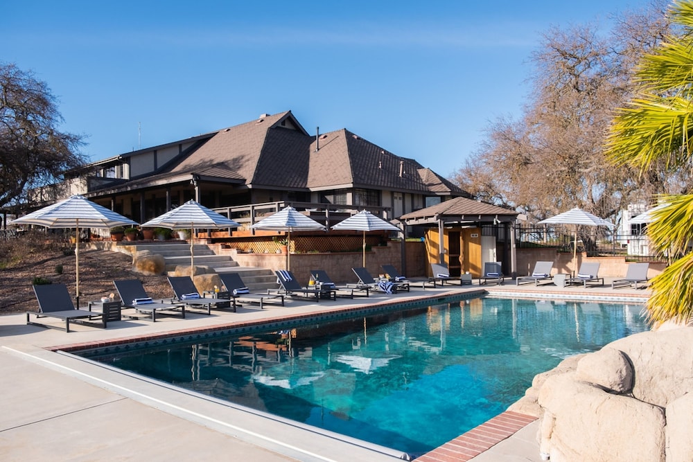 Cathedral by Avantstay Charming Secluded Estate w Sauna Pool Table Views of the Rolling Hills