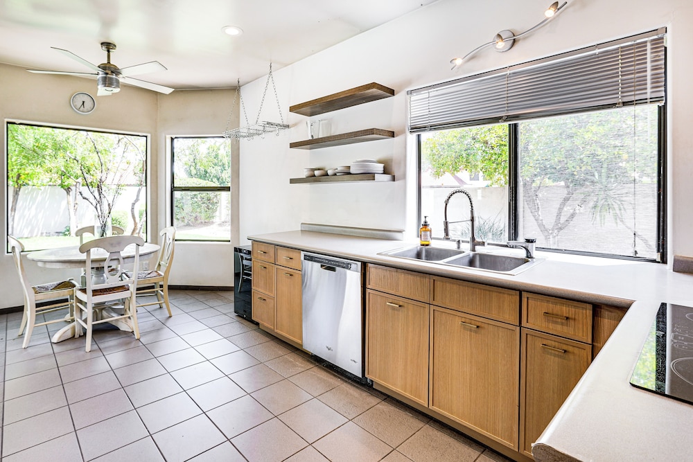 Dog Friendly! Modernist Oasis in North Scottsdale