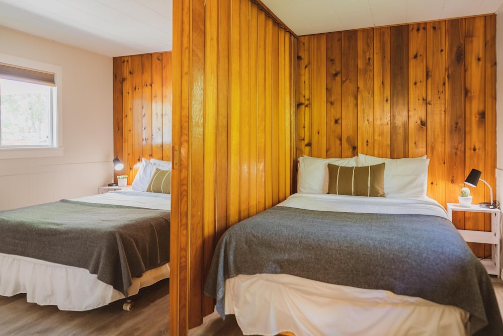 Barefoot Villas Room 1 Redwood view 3