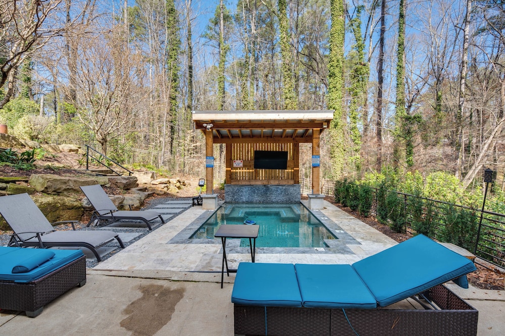 7 Mi to Dtwn Atl: Sleek & Modern Home!