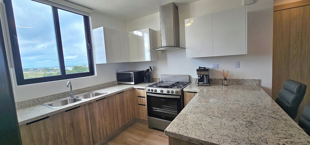 The Beach Spacious 2 Bedroom 2 Bath Apartment on top Floor With Stunning Views