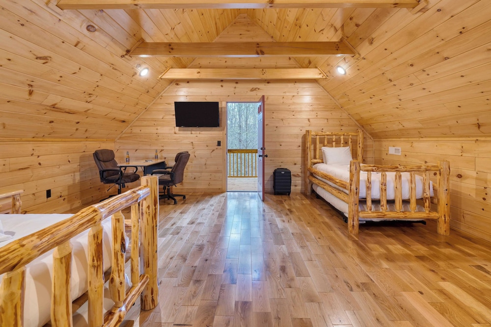 Hot Tub + Foosball Access to Pool, Tennis, Gym Chill'n in the Smokies