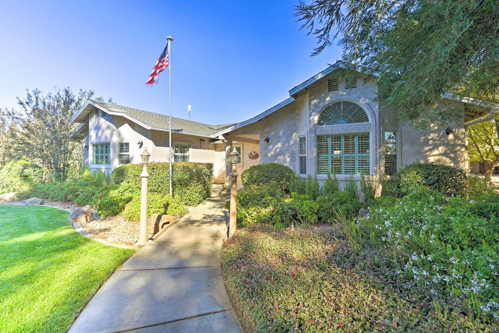 Chic Ranch-style Home on 33-acre Walnut Ranch - Property Image 6