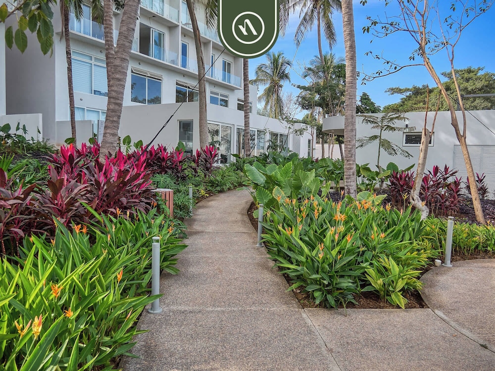 Luxury 2 BR Condo Near Beaches - Pools - Gym