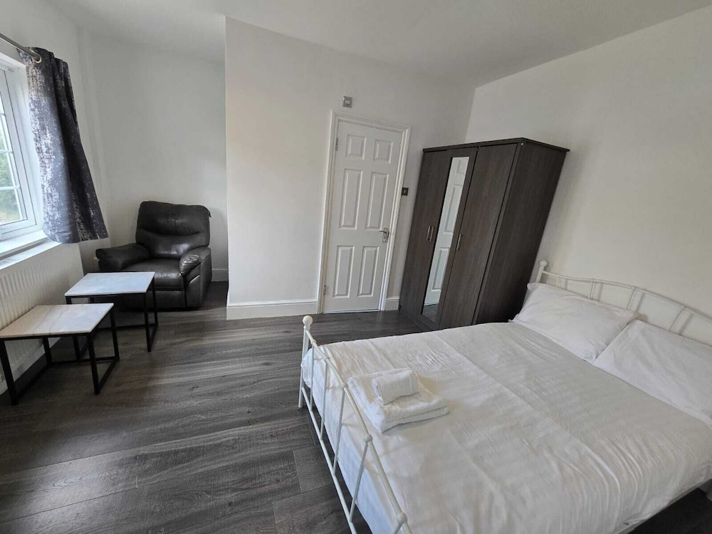 Limehouse Townhomes A 4-bedroom 3-bathroom Townhome With a Private Garden