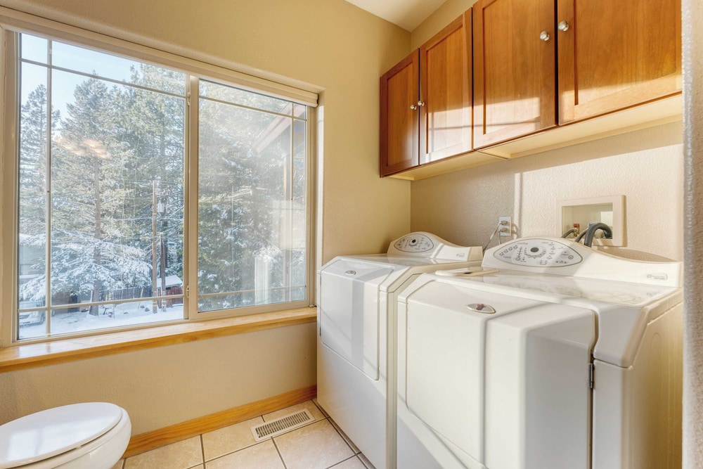 Cherry Hills Spacious Tahoe Cabin With Deck, Fireplace & Open Interiors