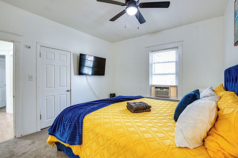Modern 2BR Kansas City Condo Near Downtown