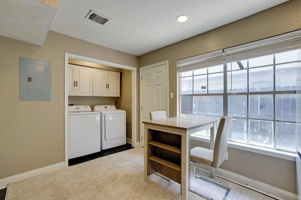 Near Airport & Interstate: Houston Area Townhome