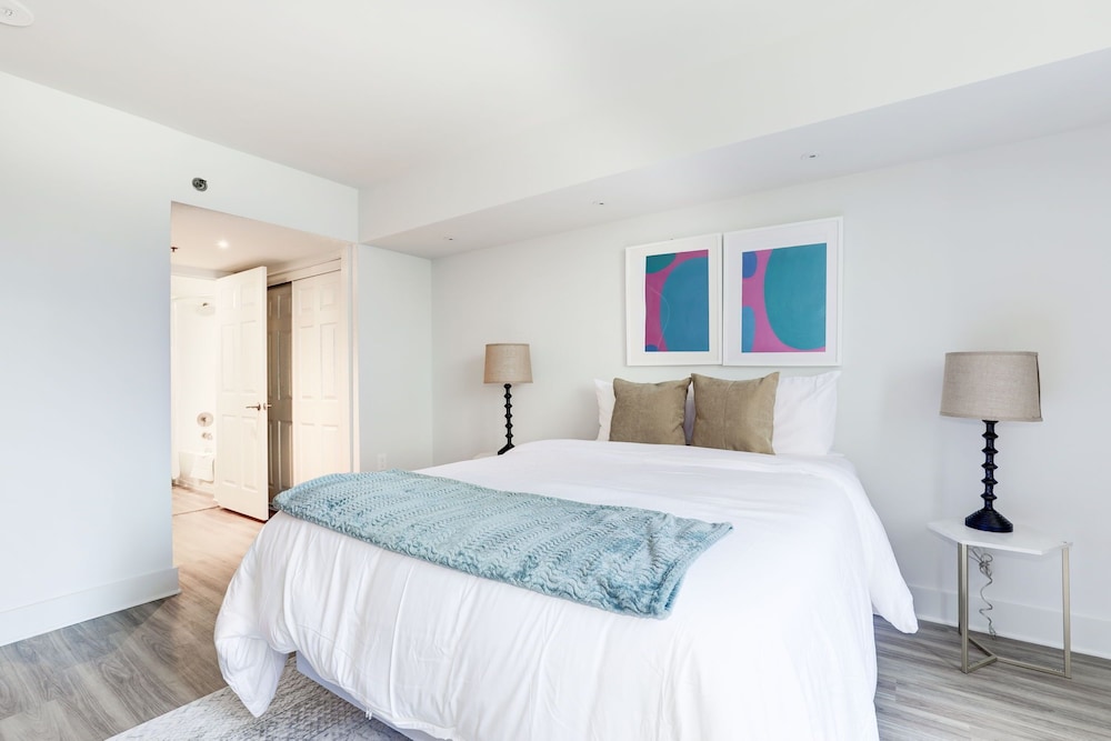 Elegant 2BR Apartment Minutes From DC