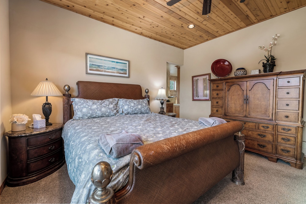 Boulder Cove Lakefront Estate