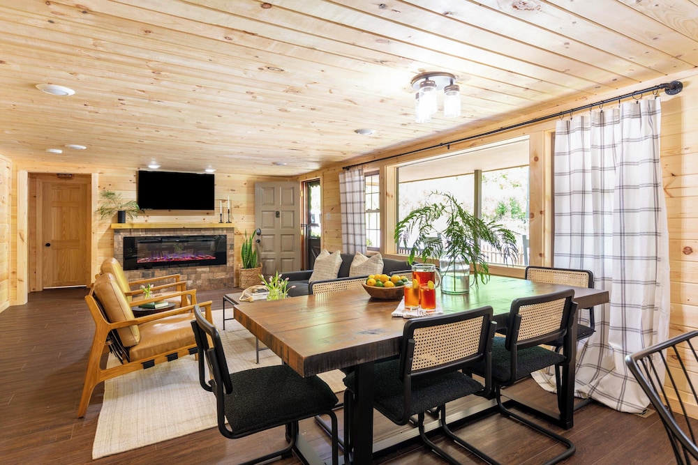 2 Mi to Dtwn: Spacious Gatlinburg Home w/ Hot Tub!
