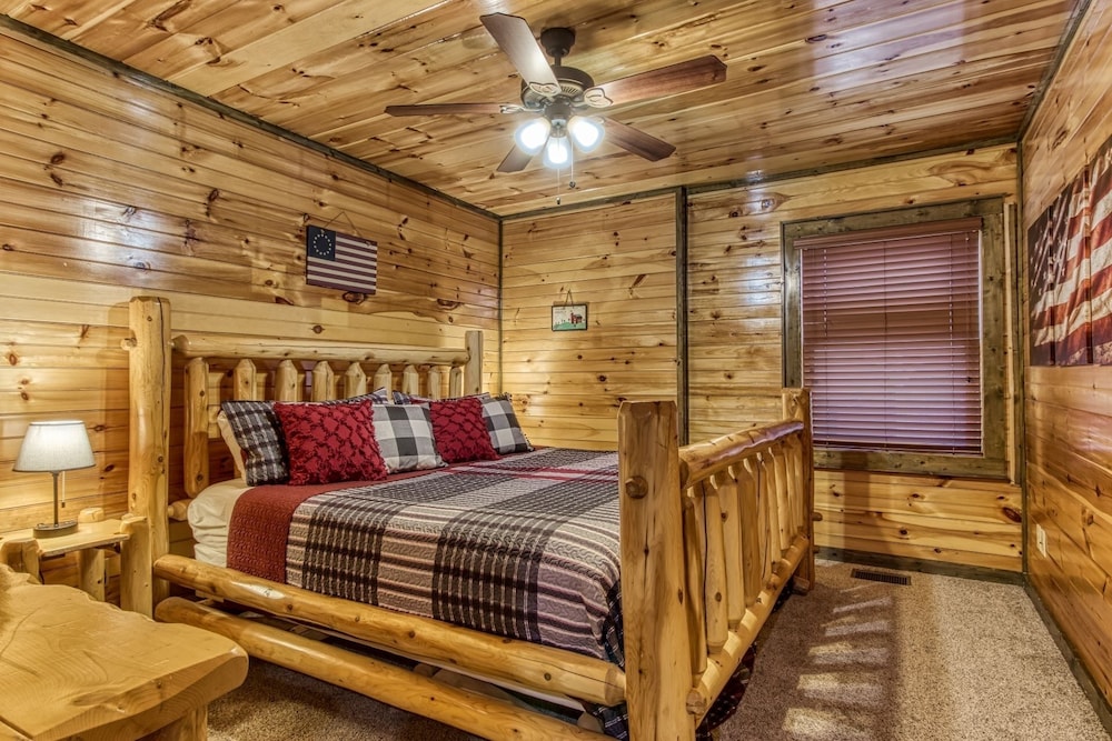 Gatlinburg Enchantment - 3br - 3ba Sleeps 10! 3 Bedroom Cabin view 3