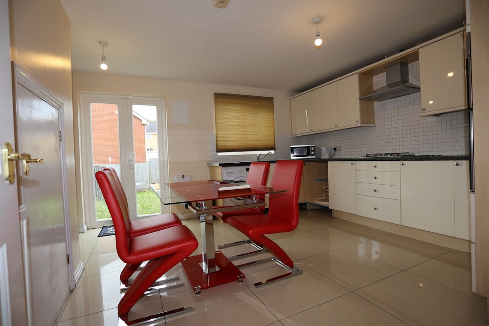 Beautiful 4 beds Hillview House
