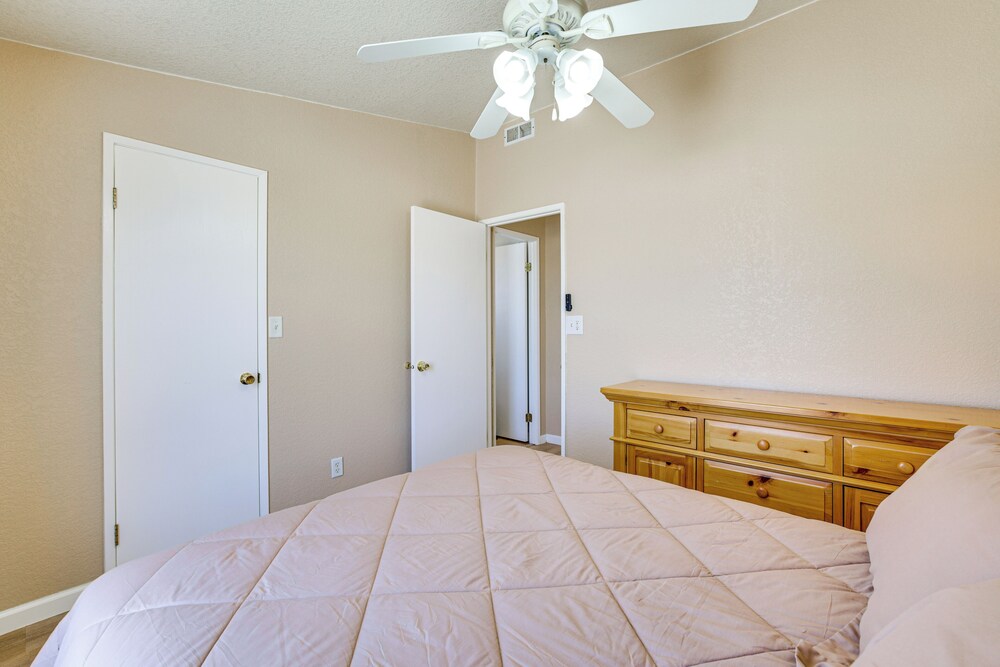 6 Mi to Downtown Pahrump: Scenic Desert Retreat