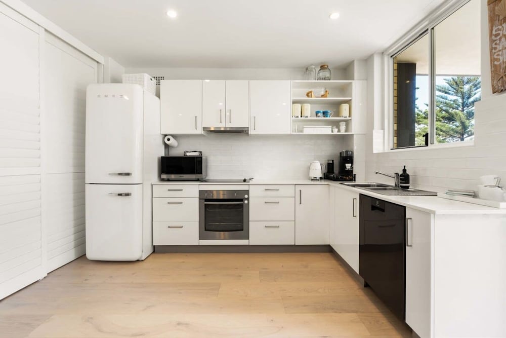 Stylish Manly Apartment With Harbour Views - Image 2