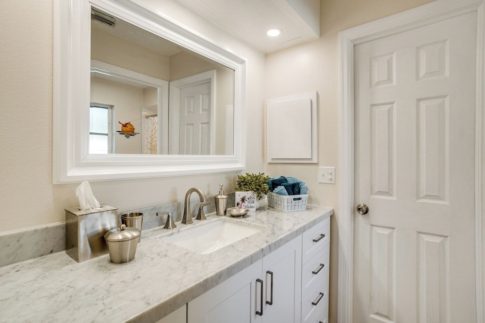 3 Mi to Manasota Key: Stylish Single-story Home!