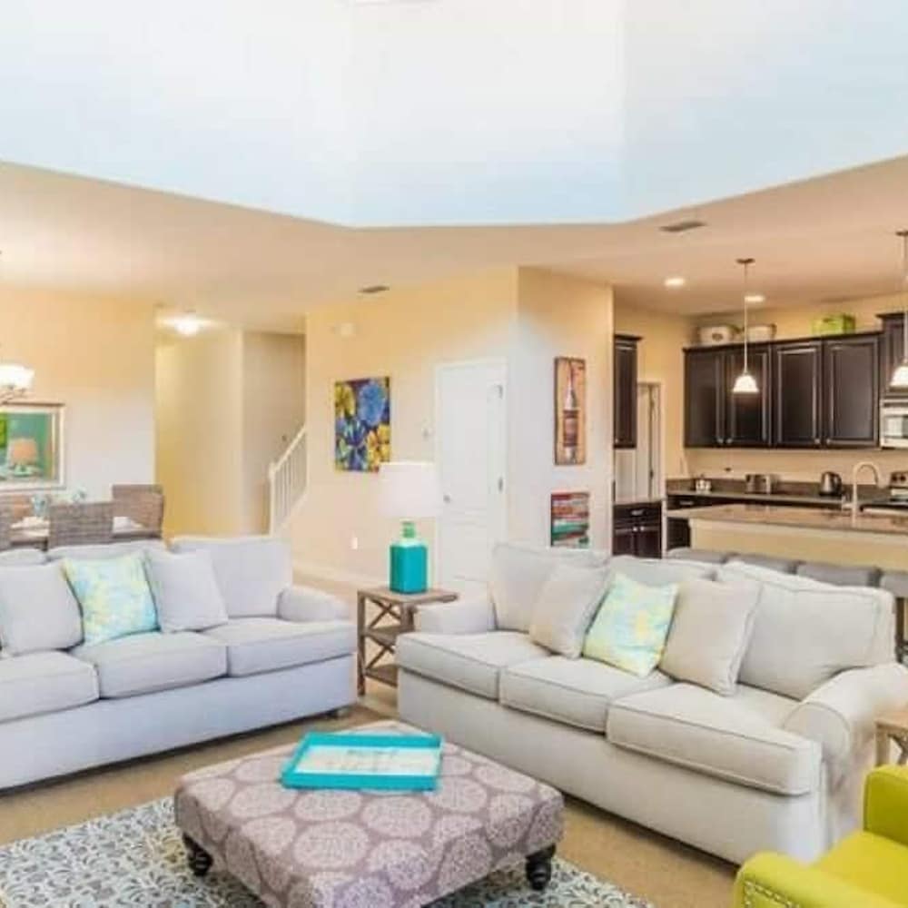 9004 Amazing 5BD With Pool