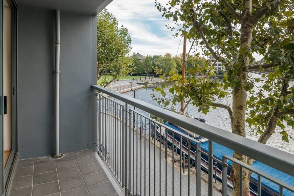 Bright 2 Bed 2 Bath apt Near Canary Wharf