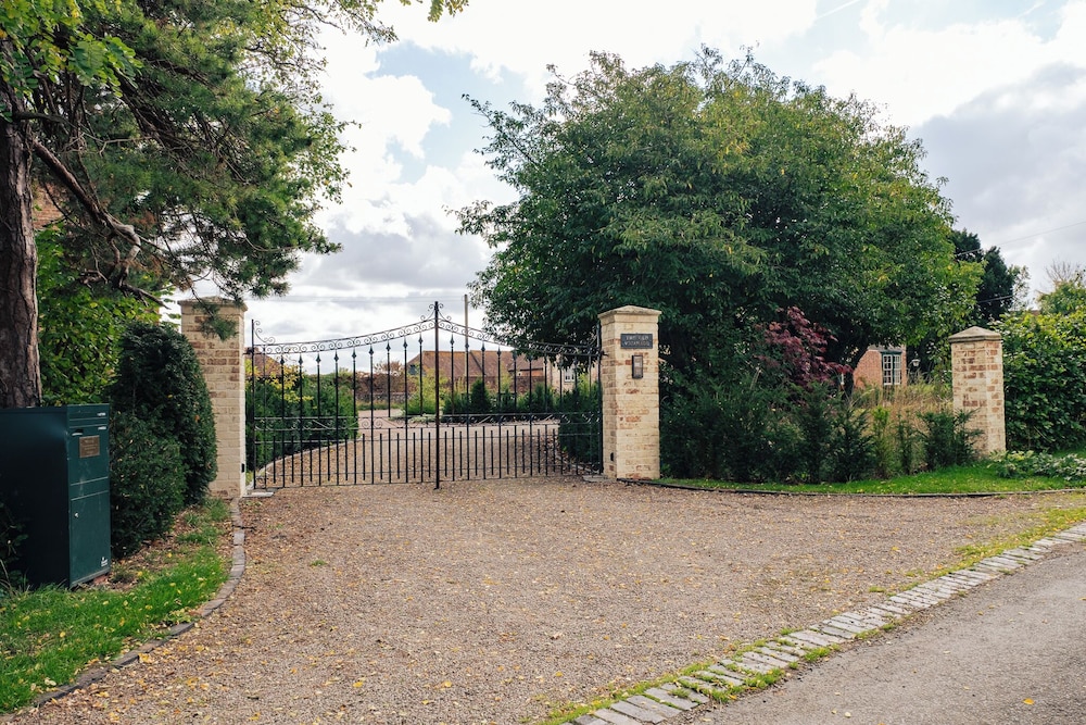 Stunning 4BD Home in Worcestershire