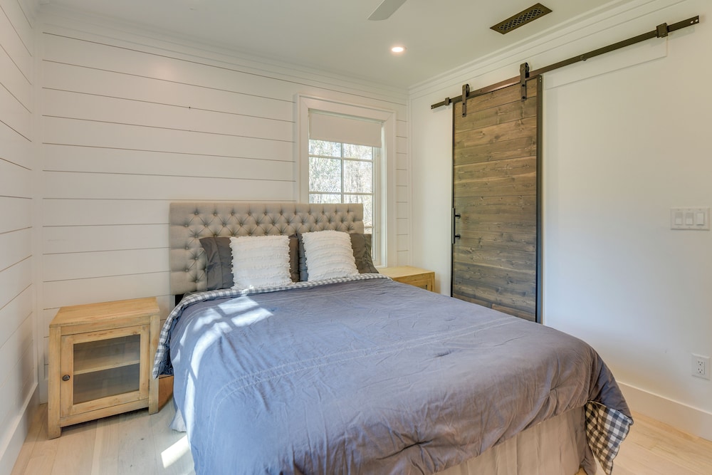 Sups & Dock at Waterfront Home in Freeport