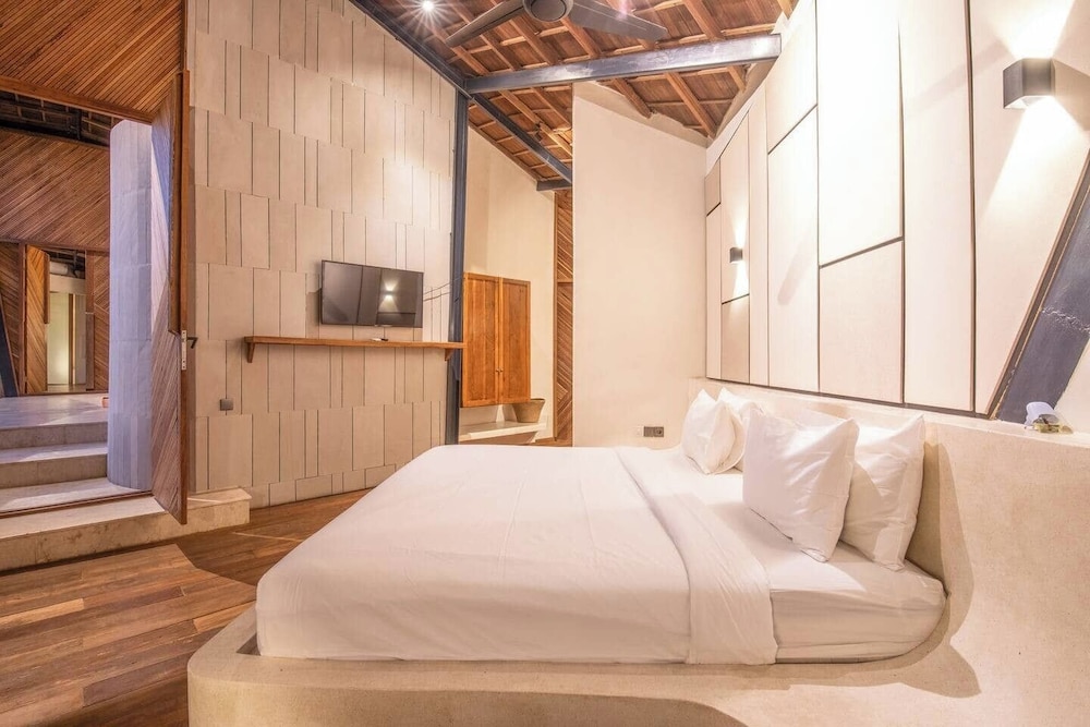 Gorgeous 2-br Penthouse With Views, 800m to the Be