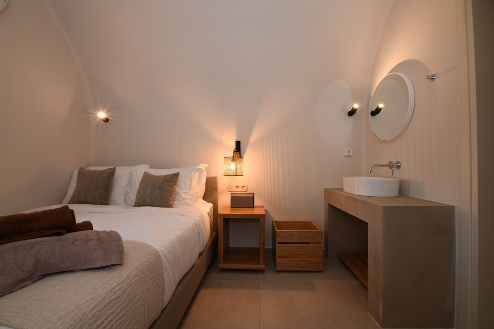 Santorini - Villa - Sleeps 4 - Pool - Parking