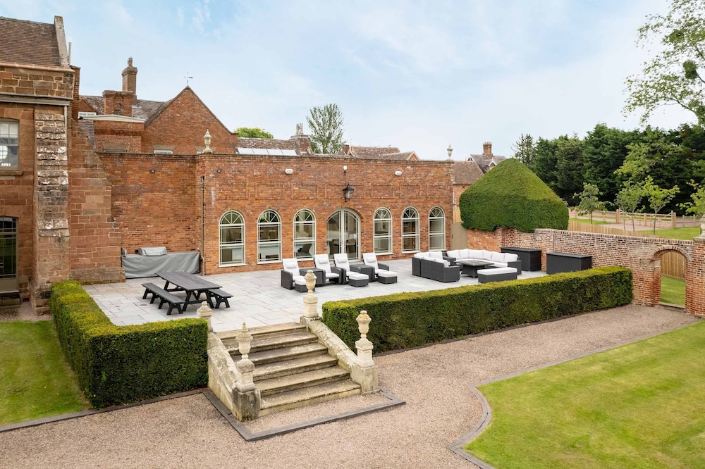 Host Stay Hillhampton House