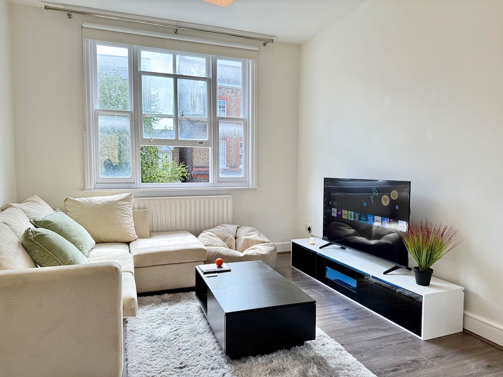2bed Apartment-sleeps 4, Pets Ok & Balcony