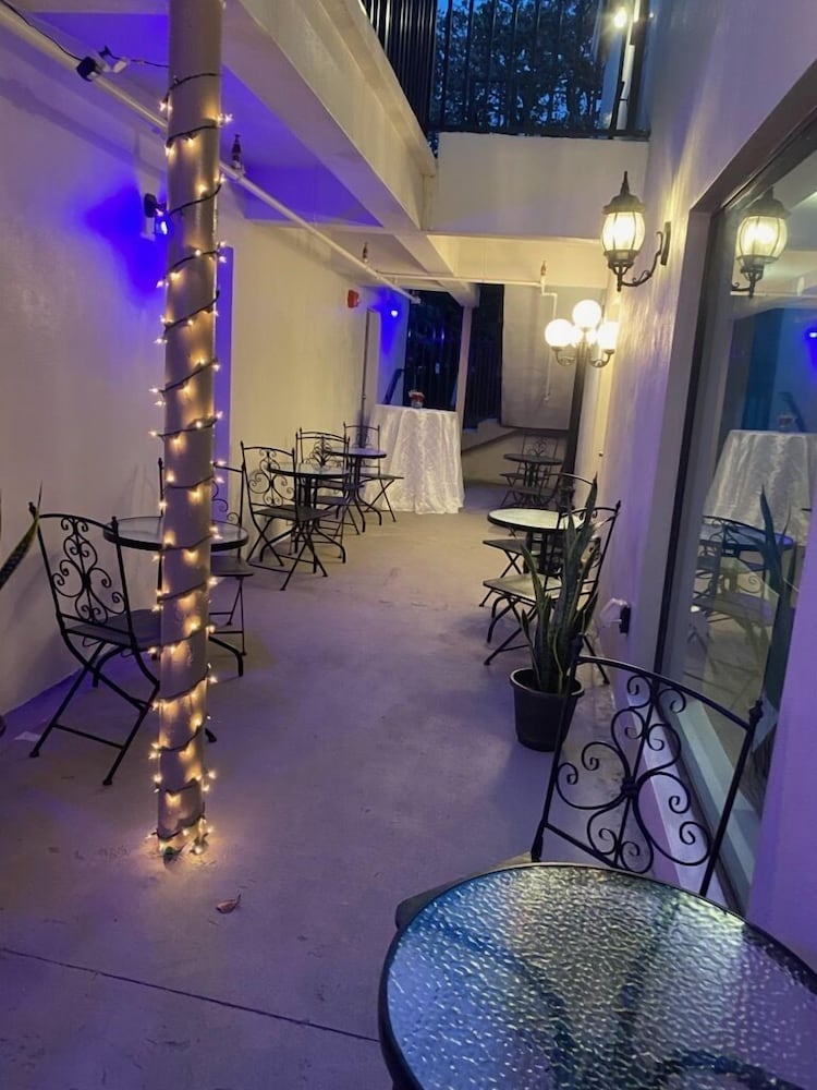 Hotel Dunns Josephine Hotel - Image 1