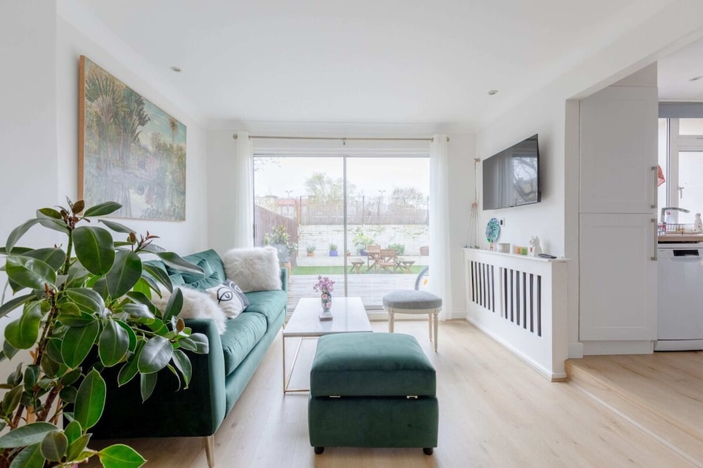 Scandi-style 2BD Maisonette W/garden Brick Lane!