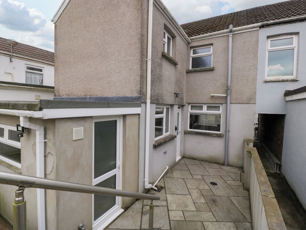 32 Bridgend Road