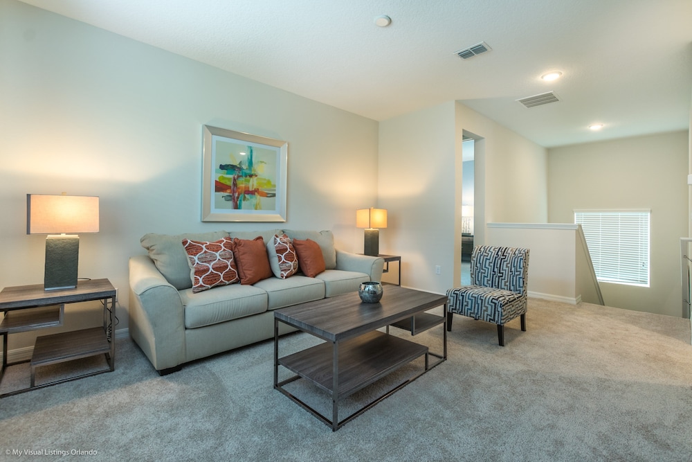 Beautiful 4 Bed With Pool & Spa - Image 2