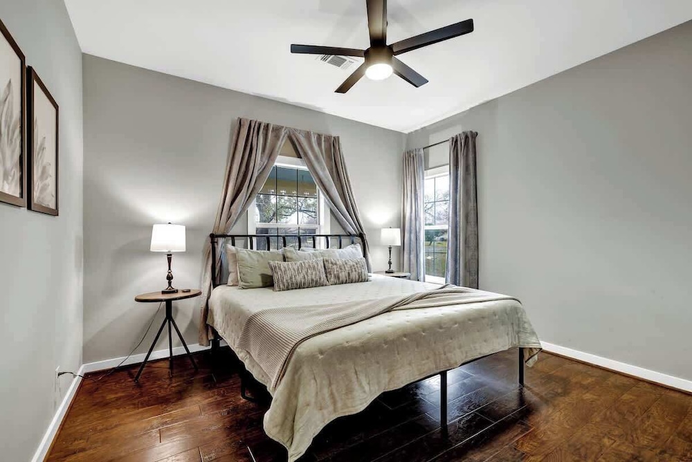 The Country Haus: Quaint Home 1 Mile From Downtown