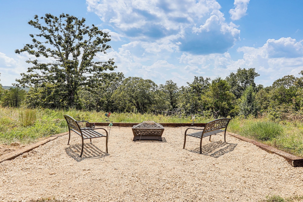 3 Mi to Spring River: Fully Furnished Outdoor Gem!
